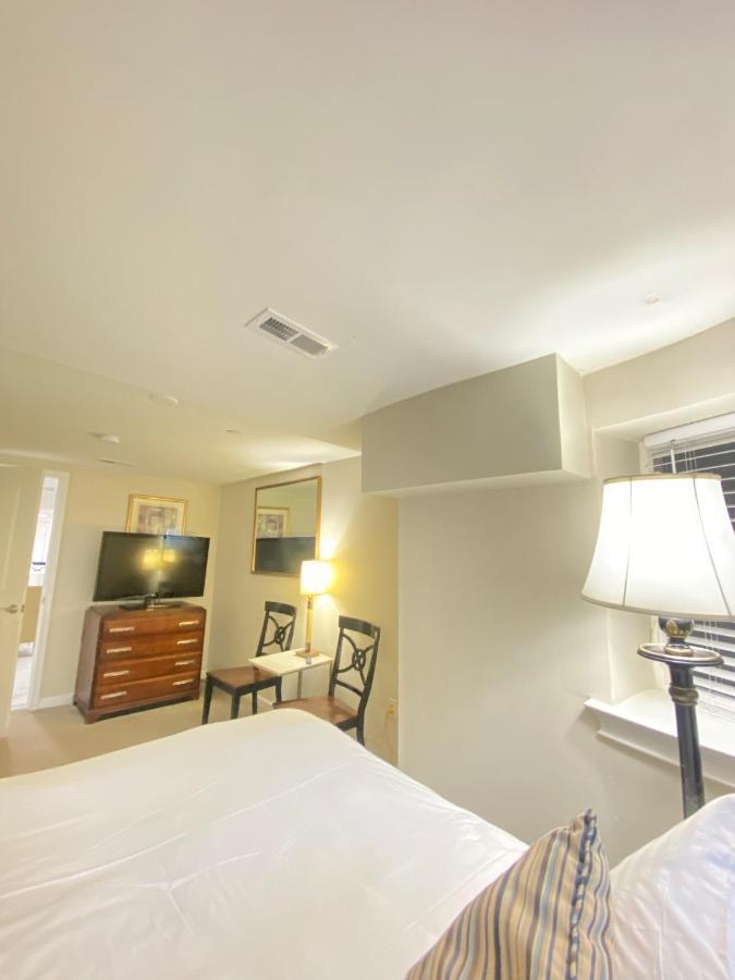 Lovely Remodeled 2Bdrm Basement Home Washington Exterior foto