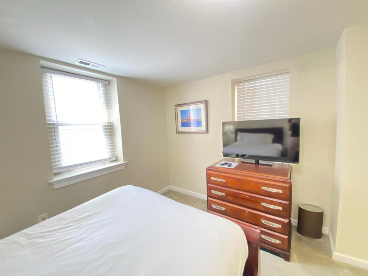 Lovely Remodeled 2Bdrm Basement Home Washington Exterior foto